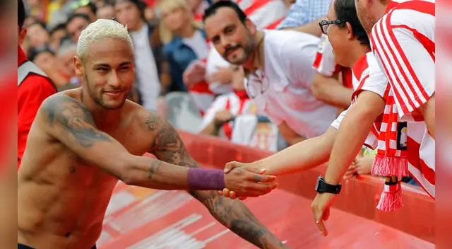 Neymar regaló camiseta a un discapacitado Neymar regaló camiseta a un discapacitado