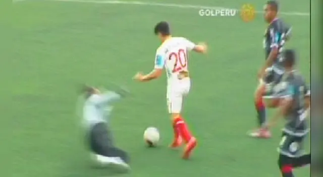 Diego Manicero supera a José Carvallo en la última jugada del partido.
