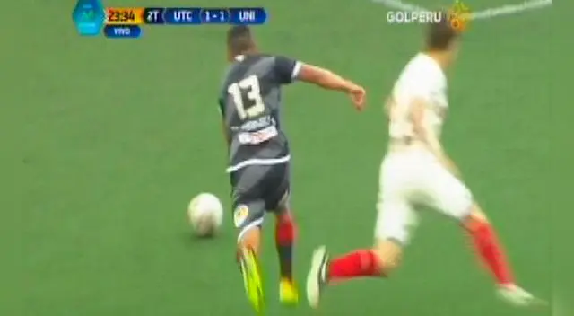 Diego Rodríguez cae tras ser superado por Eduardo Rabanal.