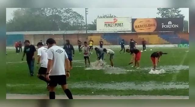 Unión Comercio y Deportivo Municipal tuvieron que esperar algunos minutos para el inicio del encuentro que se jugó en un campo afectado por las lluvias.