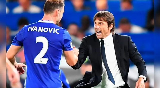 Antonio Conte da una indicación a uno de los supuestos señalados, Branislav Ivanovic. Antonio Conte da una indicación a uno de los supuestos señalados, Branislav Ivanovic.