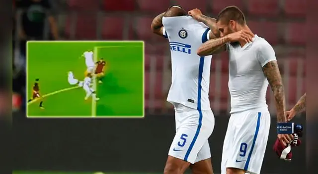 Felipe Melo se tapa con su camiseta tras otra derrota del Inter de Milán. Felipe Melo se tapa con su camiseta tras otra derrota del Inter de Milán.