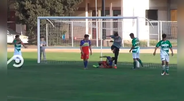 Claudio Abarca y la artera patada que le propinó a Diego Díaz se volvió viral. Claudio Abarca y la artera patada que le propinó a Diego Díaz se volvió viral.