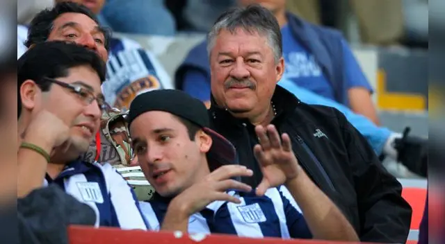 Edgar Ospina observa un partido de Alianza Lima en Matute.