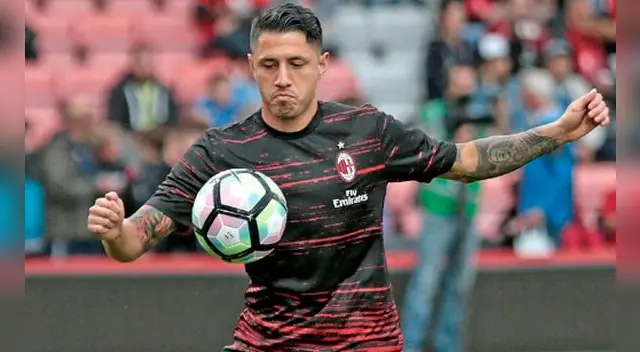 Gianluca Lapadula controla un balón en un pre-partido del AC Milan.