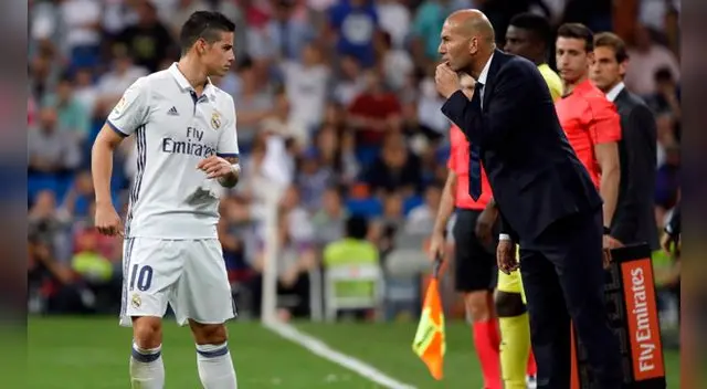 James Rodríguez atiende una indicación de Zinedine Zidane en un partido del Real Madrid. James Rodríguez atiende una indicación de Zinedine Zidane en un partido del Real Madrid.