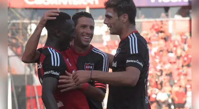 Luis Advíncula celebra un gol de Newell's con Maxi Rodríguez. Luis Advíncula celebra un gol de Newell's con Maxi Rodríguez.