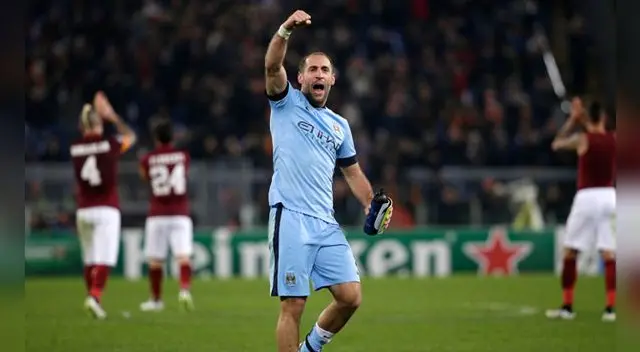 Pablo Zabaleta suma su octava temporada en el Manchester City Pablo Zabaleta suma su octava temporada en el Manchester City