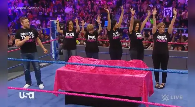 Daniel Bryan y su homenaje a mujeres víctimas del cáncer al seno Daniel Bryan y su homenaje a mujeres víctimas del cáncer al seno
