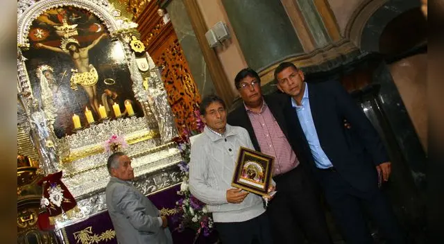 Universitario: cremas acudieron a las Nazarenas para rendir su devoción al Cristo Morado. Universitario: cremas acudieron a las Nazarenas para rendir su devoción al Cristo Morado.