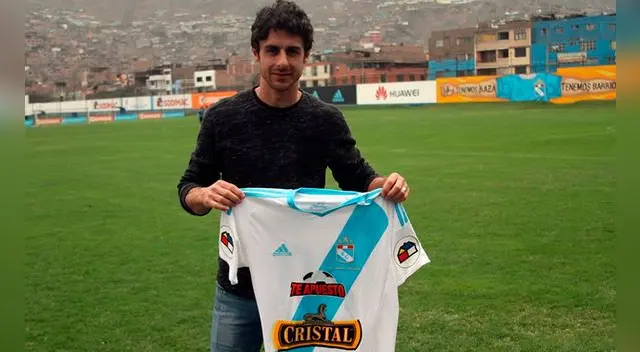 Pablo Aimar posa con la camiseta de Sporting Cristal.
