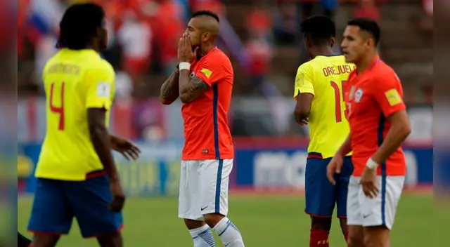 Arturo Vidal y Alexis Sánchez se lamentan de la derrota ante Ecuador. Arturo Vidal y Alexis Sánchez se lamentan de la derrota ante Ecuador.