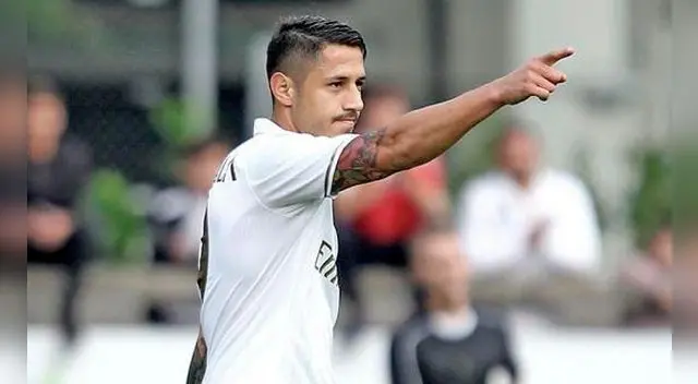 Gianluca Lapadula celebra uno de sus goles al Chiasso FC.