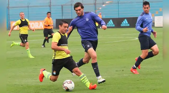 Alfredo Ramúa conduce el balón ante la mirada de Álvaro Ampuero. Alfredo Ramúa conduce el balón ante la mirada de Álvaro Ampuero.