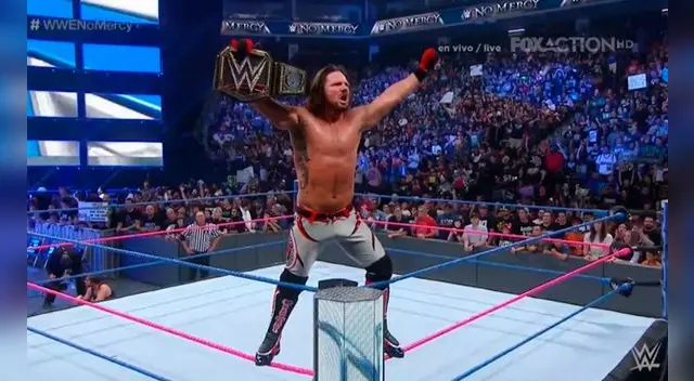En el WWE No Mercy 2016, AJ Styles derrotó a John Cena y Dean Ambrose y sigue siendo el campeón mundial. En el WWE No Mercy 2016, AJ Styles derrotó a John Cena y Dean Ambrose y sigue siendo el campeón mundial.
