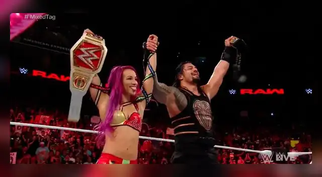 Roman Reigns y Sasha Banks derrotaron a Rusev y Charlotte Roman Reigns y Sasha Banks derrotaron a Rusev y Charlotte