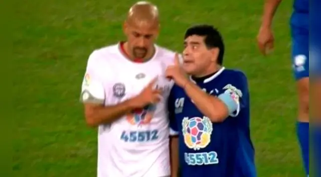 Verón y Maradona discuten al final del primer tiempo del Partido por la Paz.