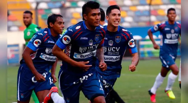Luis Cardoza celebra su gol a Universitario en el Monumental.