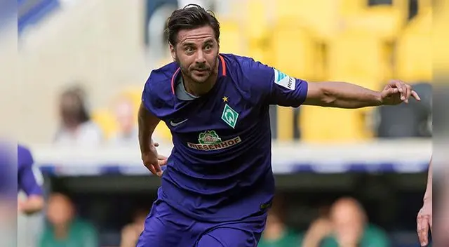 Claudio Pizarro durante el amistoso de pretemporada Werder Bremen-Real Betis. Claudio Pizarro durante el amistoso de pretemporada Werder Bremen-Real Betis.