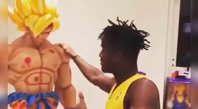 Michy Batshuayi junto a su 'Goku SSJ' tamaño real. Michy Batshuayi junto a su 'Goku SSJ' tamaño real.
