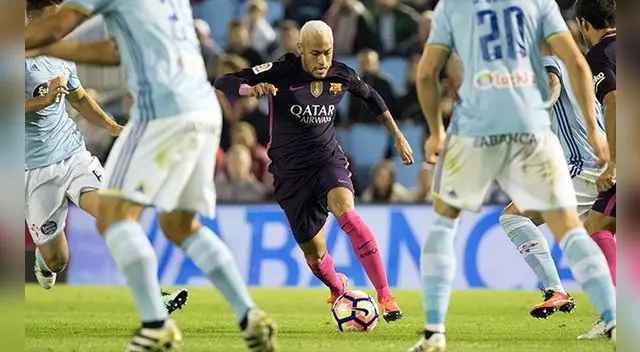 Neymar conduce el balón en el Celta-Barcelona.