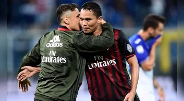 Gianluca Lapadula abraza a Carlos Bacca tras un triunfo del AC Milan.