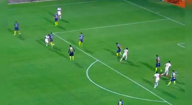 Christian Cueva supera a dos marcadores antes de habilitar a Andrés Chávez. Christian Cueva supera a dos marcadores antes de habilitar a Andrés Chávez.