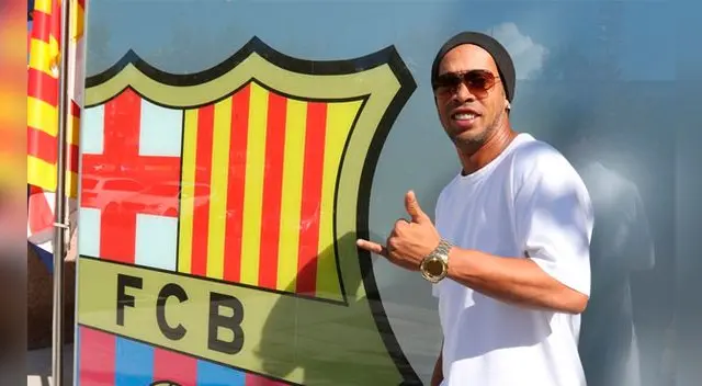 Ronaldinho fue fotografiado en la oficina de Josep Maria Bartomeu, presidente del Barcelona. Ronaldinho fue fotografiado en la oficina de Josep Maria Bartomeu, presidente del Barcelona.