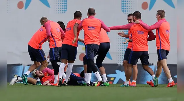 Lionel Messi en el piso tras recibir 'apanado' de sus compañeros del Barcelona.
