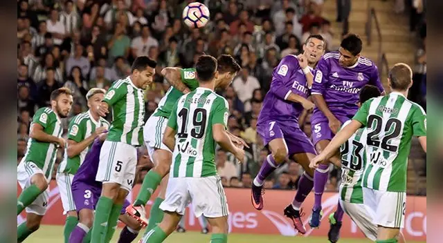 Raphael Varane convierte de cabeza el primero del Real Madrid ante Betis. Raphael Varane convierte de cabeza el primero del Real Madrid ante Betis.