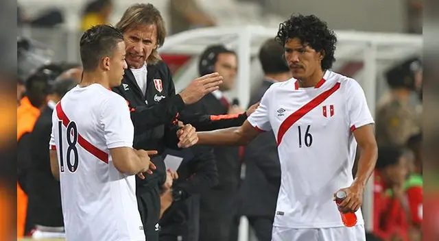 Óscar Vílchez y Ricardo Gareca durante el amistoso ante Trinidad y Tobago.