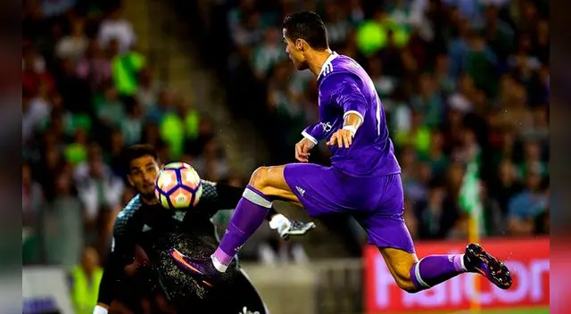 Cristiano Ronaldo falla su disparo ante Adán. Cristiano Ronaldo falla su disparo ante Adán.
