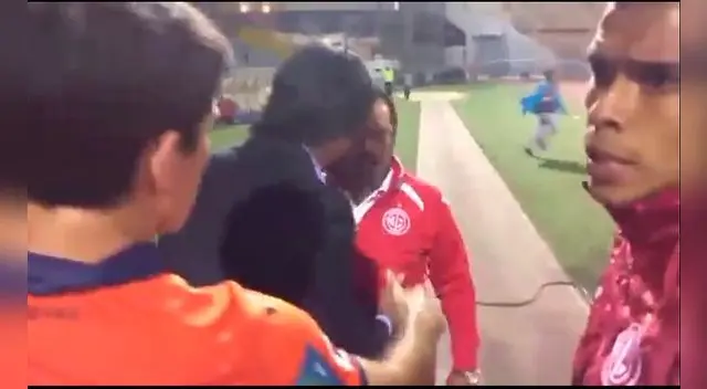Ángel Comizzo calma a preparador físico Alfredo Bernal tras la bronca. Ángel Comizzo calma a preparador físico Alfredo Bernal tras la bronca.