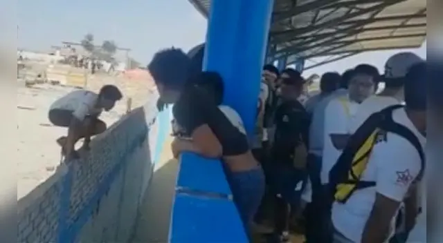 Un hincha de Universitario salta de un muro aledaño para entrar al Estadio Sesquicentenario.