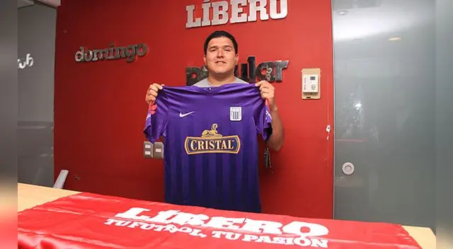 Lenin Gutiérrez con la camiseta blanquimorada de Alianza Lima y la bandera de LÍBERO. Lenin Gutiérrez con la camiseta blanquimorada de Alianza Lima y la bandera de LÍBERO.