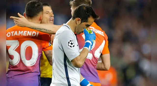 Claudio Bravo a su salida del campo tras ser expulsado.