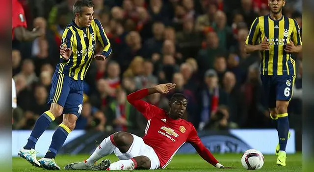 Paul Pogba no puede con Robin van Persie. Paul Pogba no puede con Robin van Persie.