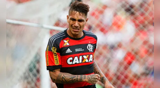 Paolo Guerrero se lamenta de una ocasión en Flamengo.