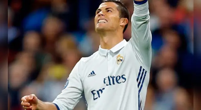 Cristiano Ronaldo publicó una foto en la que aparece al lado de una figura religiosa Cristiano Ronaldo publicó una foto en la que aparece al lado de una figura religiosa