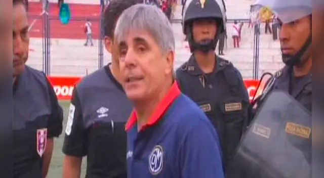 Marcelo Grioni fue a reclamarle a la terna arbitral tras el partido.