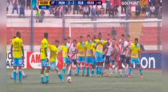 Mauricio Parra coloca el balón en el palo más lejano de Erick Delgado. Mauricio Parra coloca el balón en el palo más lejano de Erick Delgado.