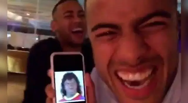 Rafinha y Neymar se vacilan del 'Tiburón' Umtiti. Rafinha y Neymar se vacilan del 'Tiburón' Umtiti.