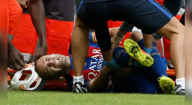 Andrés Iniesta dejó el campo adolorido y en Barcelona temen una lesión de gravedad. 