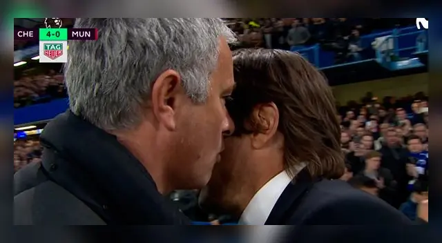 Manchester United perdió, nuevamente, en la Premier League. Chelsea lo humilló en el campo de juego con genial actuación del equipo. Al final hubo un cruce de técnicos.