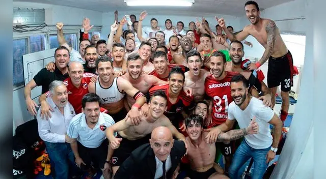 Luis Advíncula junto a sus compañeros celebrando el triunfo ante Rosario Central. Luis Advíncula junto a sus compañeros celebrando el triunfo ante Rosario Central.