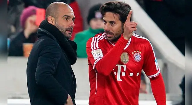 Claudio Pizarro conversa con Pep Guardiola durante su etapa en Bayern Múnich. Claudio Pizarro conversa con Pep Guardiola durante su etapa en Bayern Múnich.