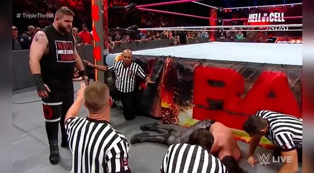 Seth Rollins sufrió paliza de Kevin Owens tras su victoria en la amenaza triple. Seth Rollins sufrió paliza de Kevin Owens tras su victoria en la amenaza triple.