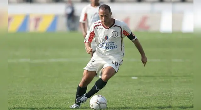 Mayer con la camiseta de Universitario Mayer con la camiseta de Universitario