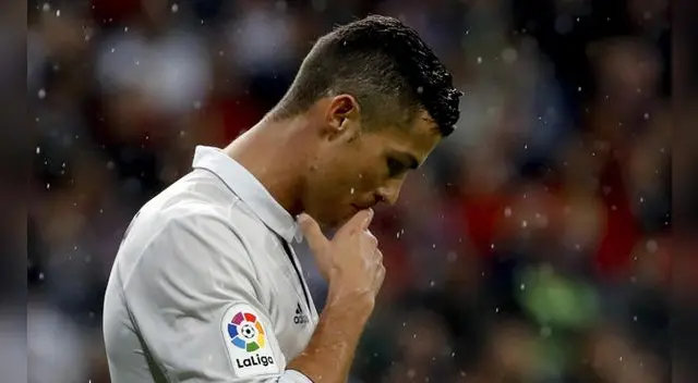 Cristiano Ronaldo cayó en una mala racha y ello lo recordó el público en una encuesta realizada por France Football Cristiano Ronaldo cayó en una mala racha y ello lo recordó el público en una encuesta realizada por France Football
