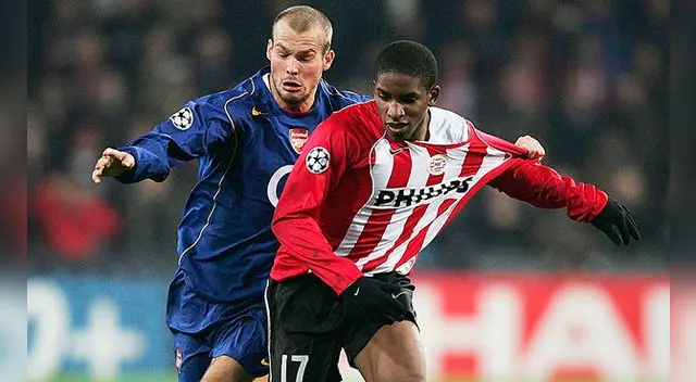Jefferson Farfán enfrenta al sueco Fredrik Ljungberg (Arsenal) por la Champions League 2004-05.